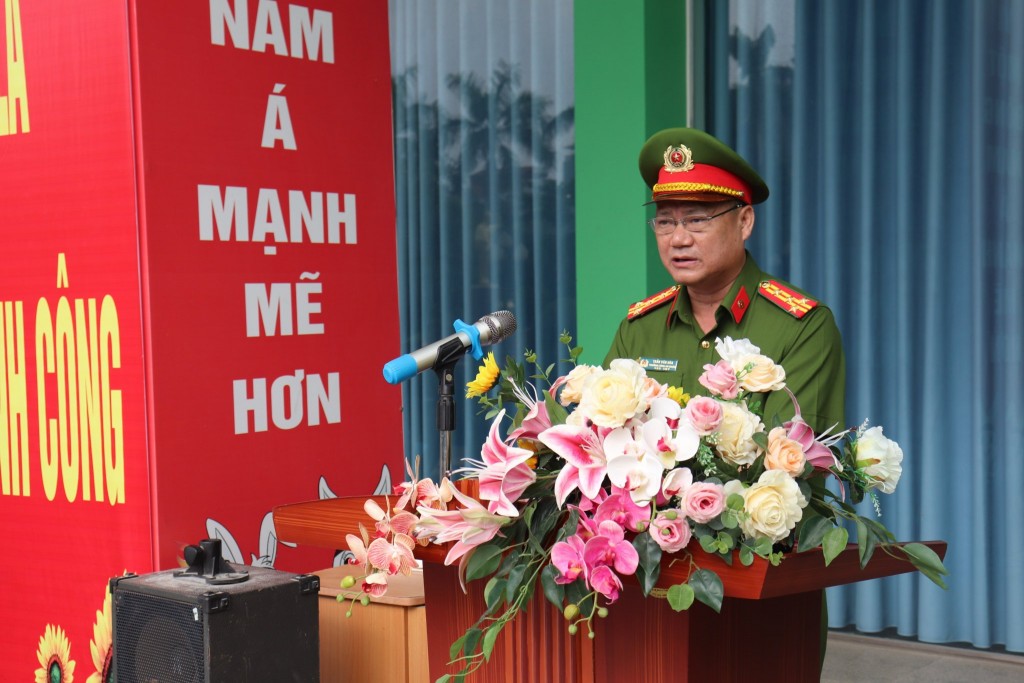 Đại tá Trần Văn Hoá, Trưởng Công an quận Nam Từ Liêm phát biểu tại buổi tập huấn