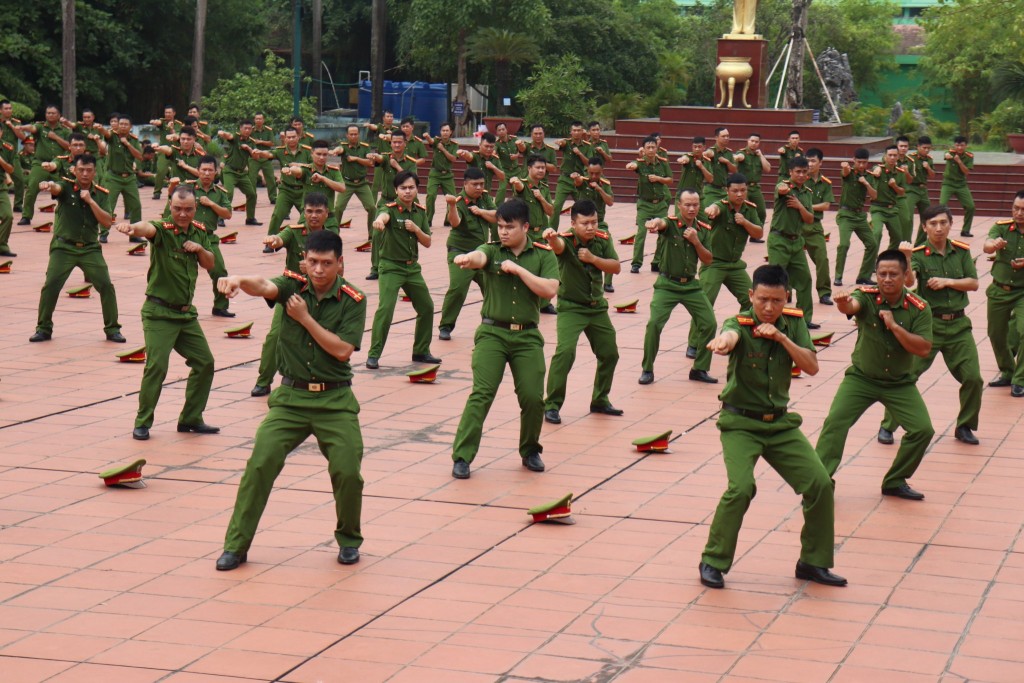 Công an quận Nam Từ Liêm rèn điều lệnh, võ thuật, tăng tính kỷ luật