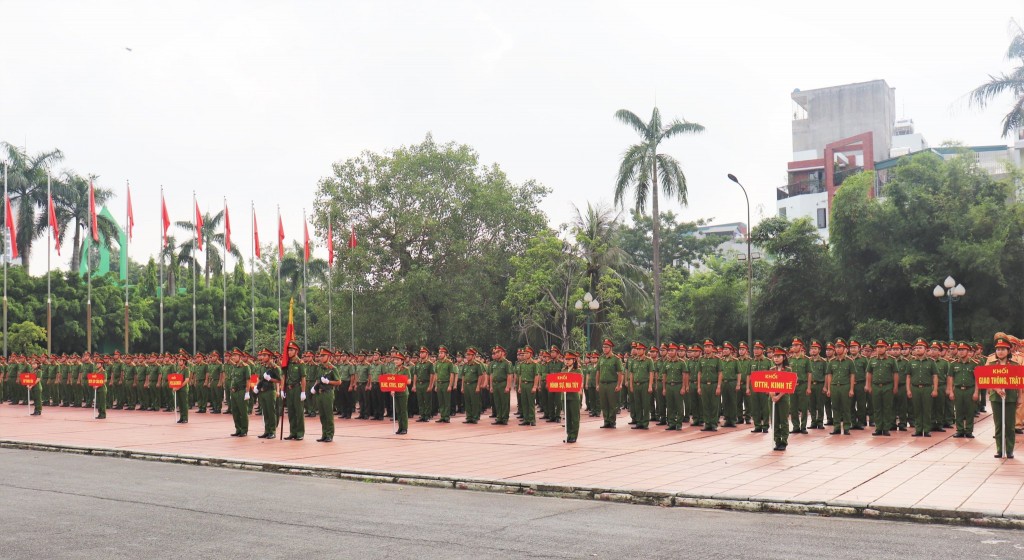 Các đơn vị nghiệp vụ Công an quận Nam Từ Liêm thực hiện điều lệnh trong đợt tập huấn