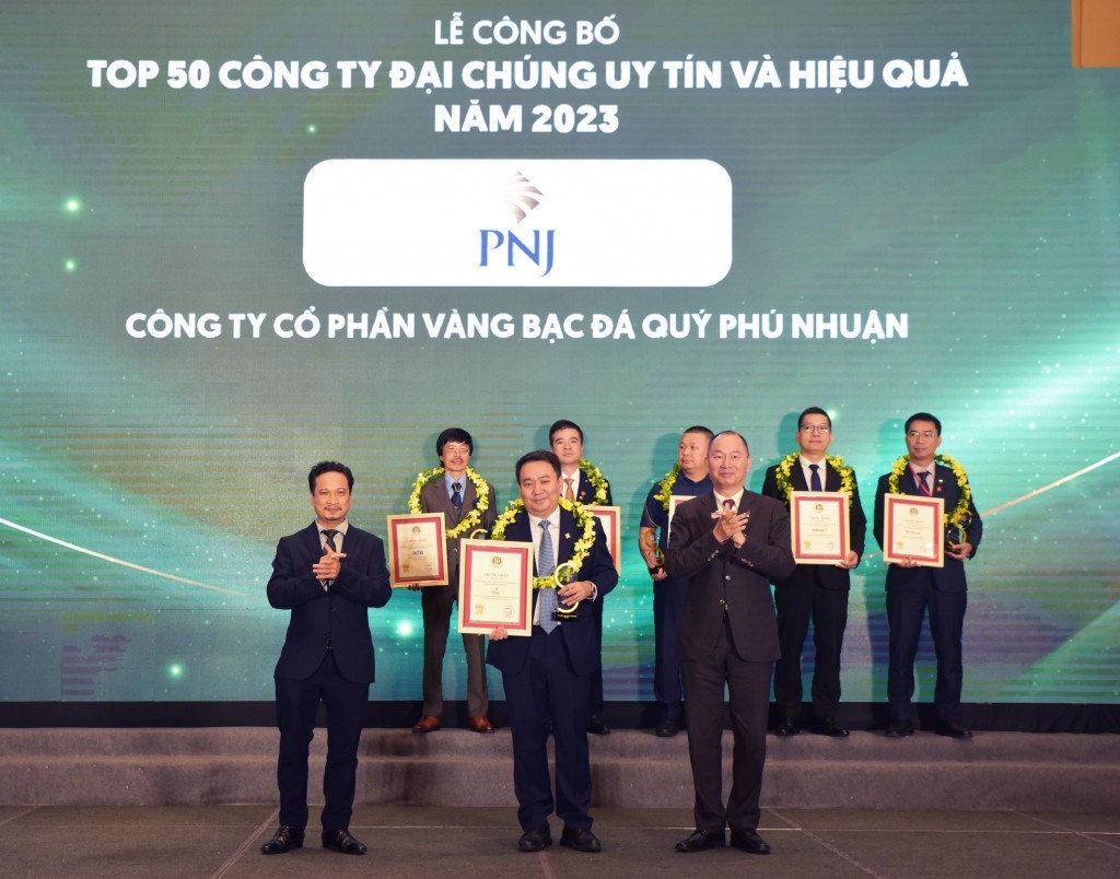Ông Lê Trí Thông - Phó Chủ tịch Hội đồng quản trị kiêm Tổng giám đốc PNJ - đại diện PNJ nhận chứng nhận và kỉ niệm chương Top 50 Công ty Đại chúng uy tín và hiệu quả năm 2023