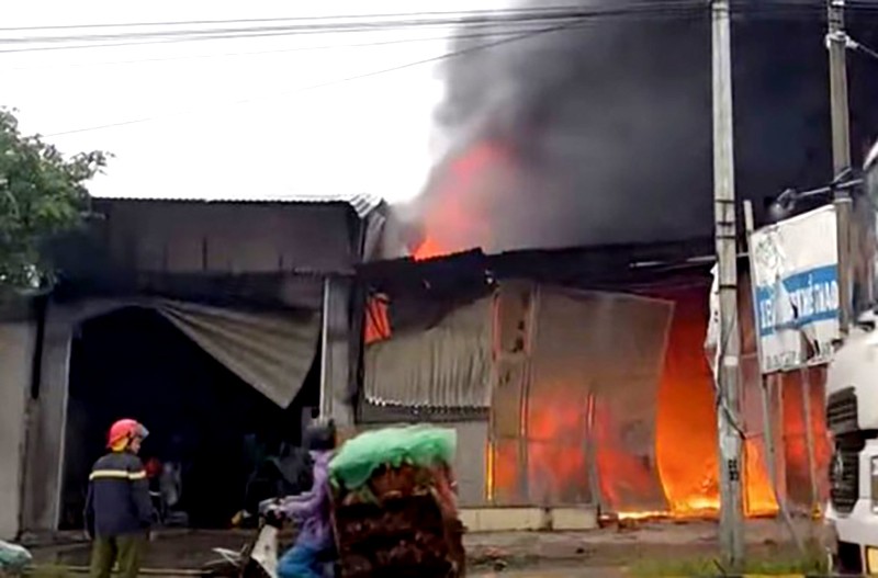 Hiện trường vụ cháy nhà xưởng sản xuất gỗ, giày da ở xã Châu Can, huyện Phú Xuyên