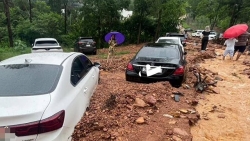 Sóc Sơn: Mưa lớn gây lở đất khiến nhiều xe ô tô mắc kẹt