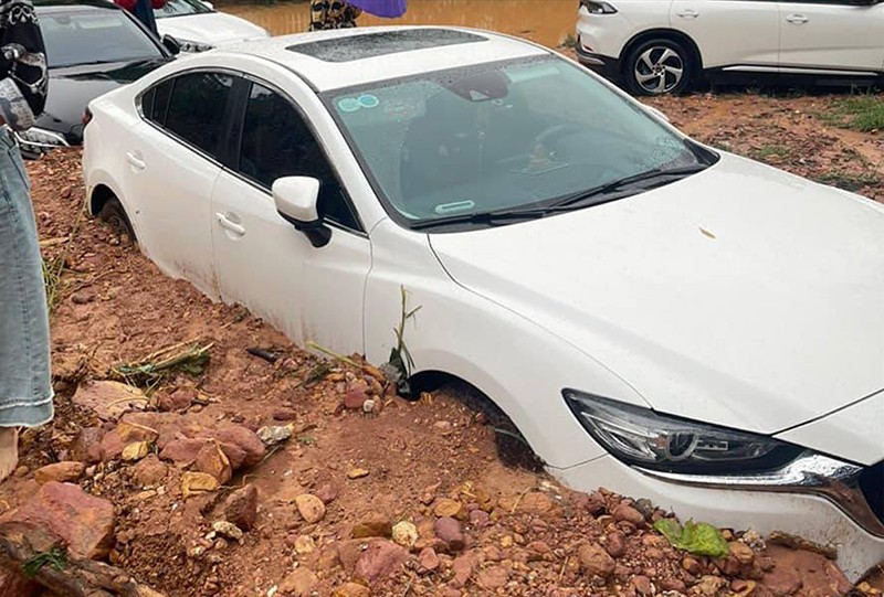 Mưa lớn xảy ra trên địa bàn huyện Sóc Sơn khiến đất đá trôi xuống đường, nhiều ô tô bị mắc kẹt