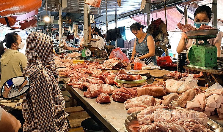 Người tiêu dùng mua thực phẩm tại chợ Nghĩa Tân (quận Cầu Giấy, Hà Nội)