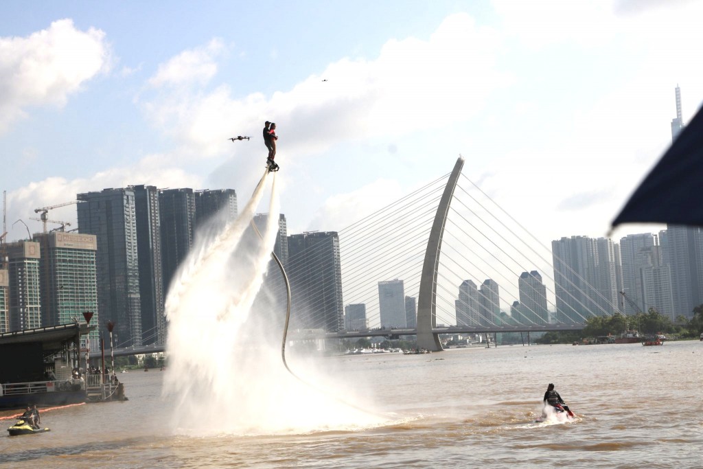 Hoạt động Flyboard trên sông Sài Gòn