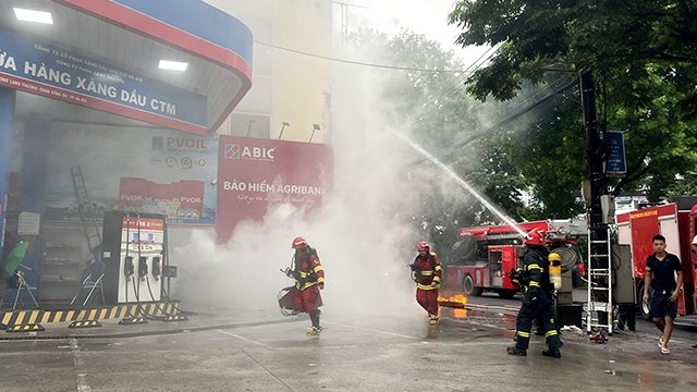 Tổ liên gia diễn tập tận dụng "thời điểm vàng", dập tắt đám cháy gần cây xăng