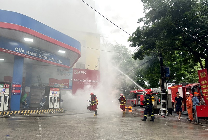 Cảnh sát PCCC và CNCH nhanh chóng tới hiện trường phối hợp lực lượng chữa cháy cơ sở nhanh chóng dập tắt đám cháy ở gần cây xăng Cảnh sát PCCC và CNCH nhanh chóng tới hiện trường phối hợp lực lượng chữa cháy cơ sở nhanh chóng dập tắt đám cháy ở gần cây xăng