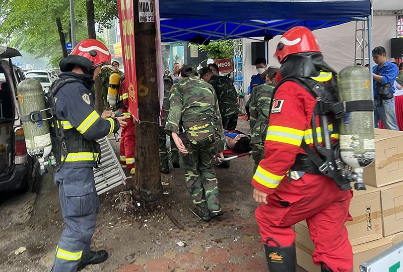 Hỗ trợ giúp đỡ trẻ em, người bị thương di chuyển ra khỏi vùng nguy hiểm Hỗ trợ giúp đỡ trẻ em, người bị thương di chuyển ra khỏi vùng nguy hiểm