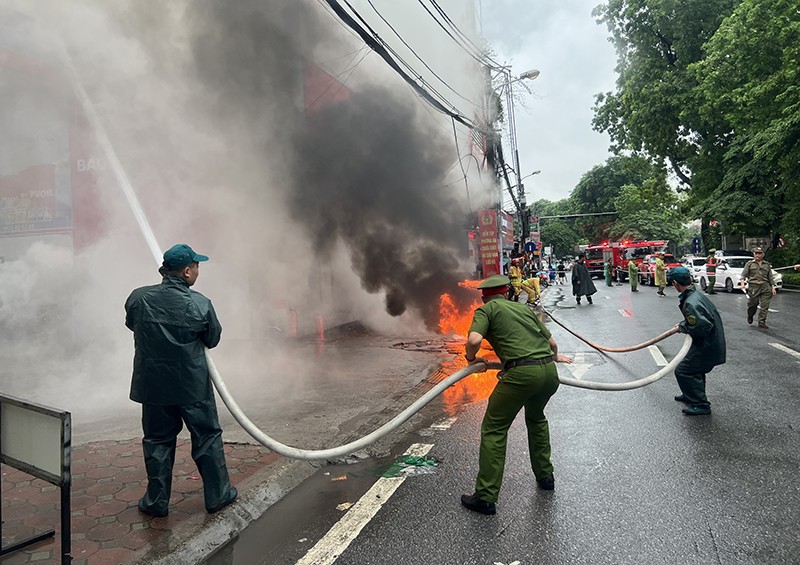 Nhận được tin báo cháy, Tổ liên gia an toàn PCCC phối hợp với lực lực chữa cháy cơ sở nhanh chóng đến hiện trường, cứu người, dập lửa