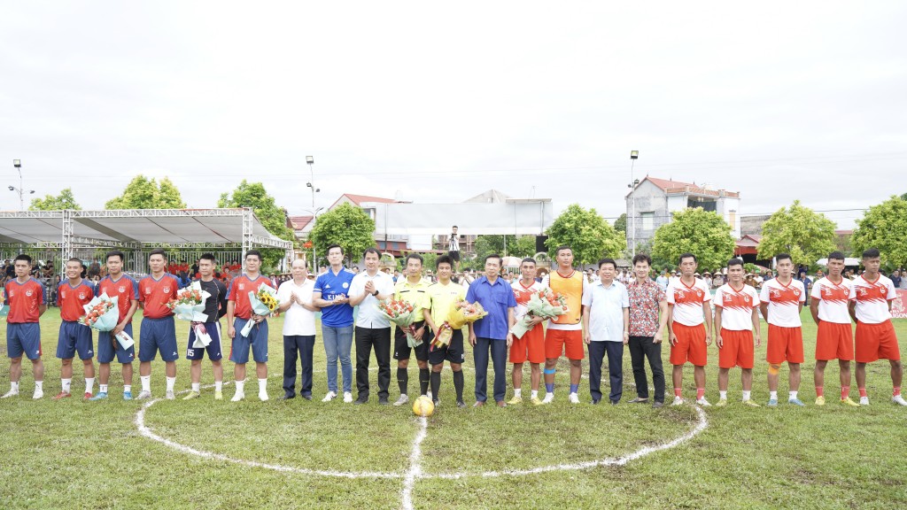 Các đại biểu tặng hoa động viên hai đội thi đấu trận chung kết: Tỉnh đoàn Thái Bình 1 - Tỉnh đoàn Khánh Hòa 