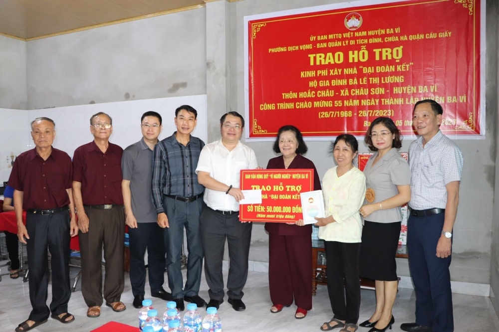 UBND phường Dịch Vọng, Tiểu ban Quản lý di tích Đình Chùa Hà trao kinh phí hỗ trợ nâng cấp nhà đại đoàn kết