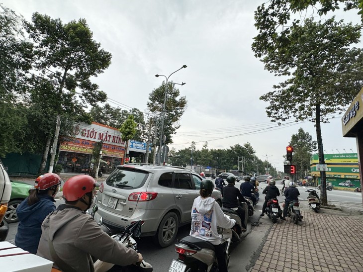 Tại ngã tư Mỹ Phước Tân Vạn và Huỳnh Văn Lũy, lượng xe phía đường Huỳnh Văn Lũy rất đông, đặc biệt trong các khung giờ cao điểm.