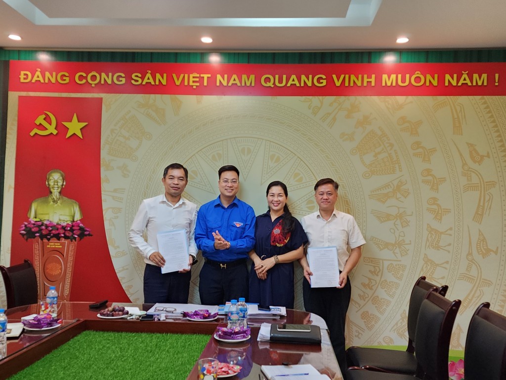 Đồng chí Trần Quang Hưng trao Quyết định bổ nhiệm lại với 2 đồng chí Phó Giám đốc Cung Thanh niên Hà Nội