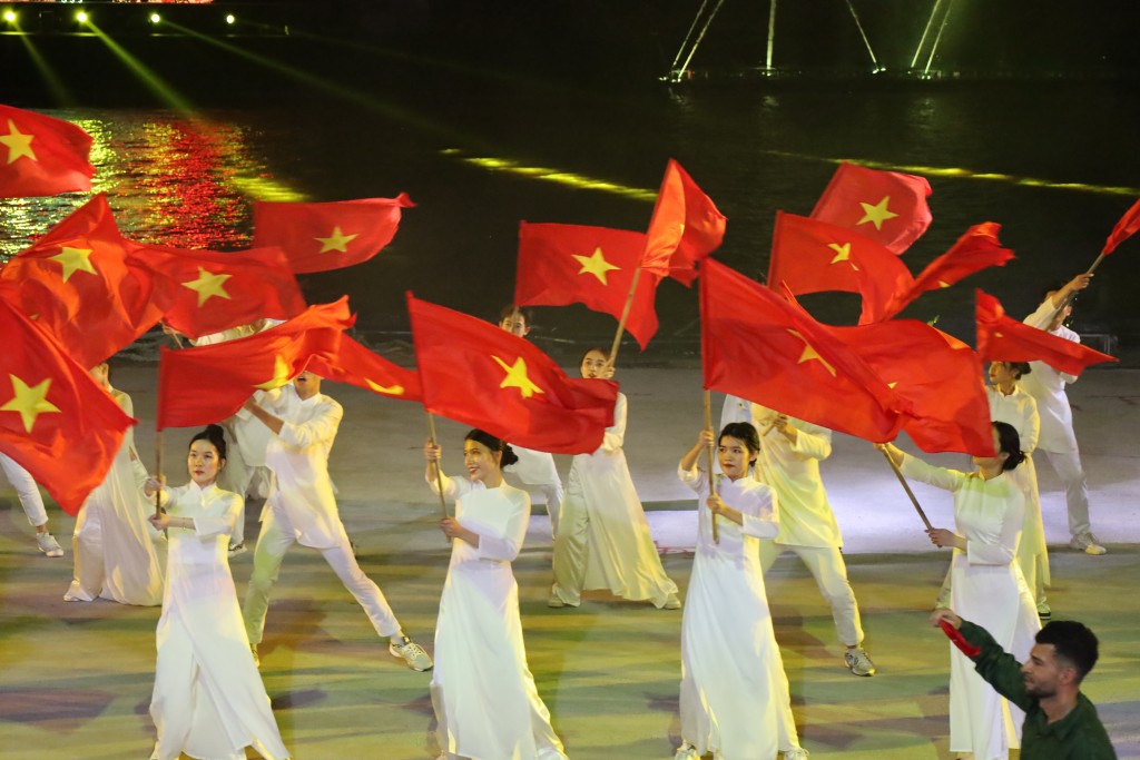 Trải qua chặng đường đầy khó khăn, gian khổ Trải qua chặng đường đầy khó khăn, gian khổ