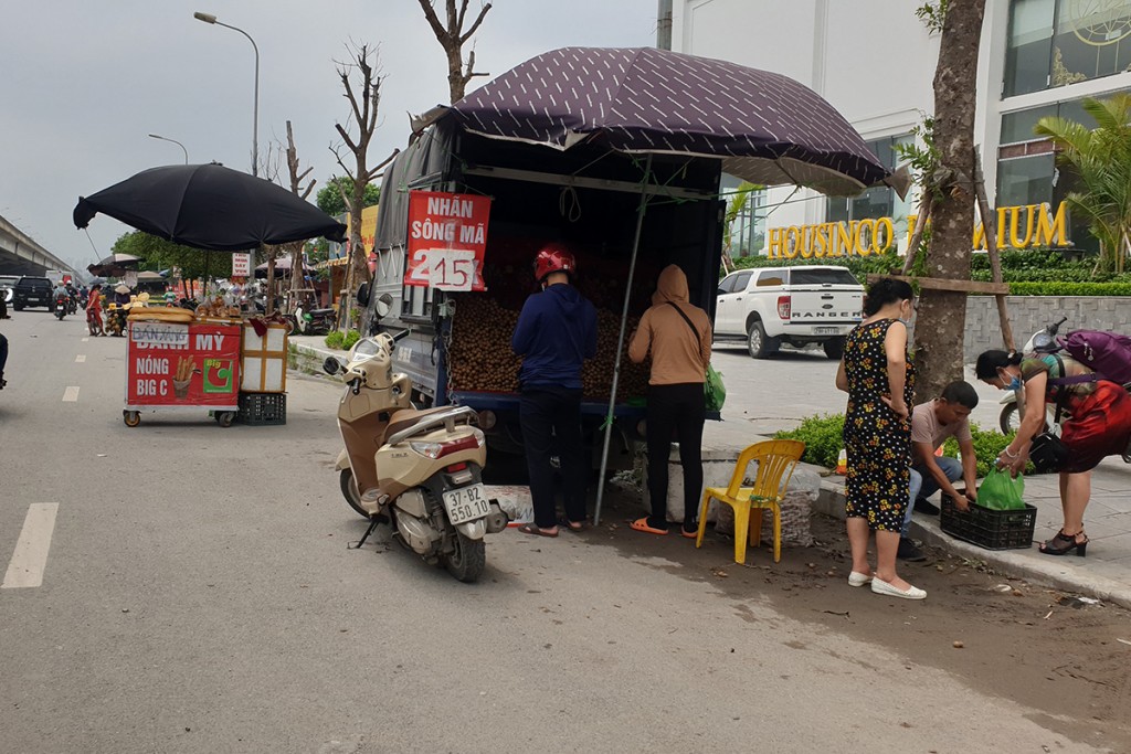 Nhiều lần ra quân xử lý, hàng rong vẫn tiếp tục chiếm lòng đường