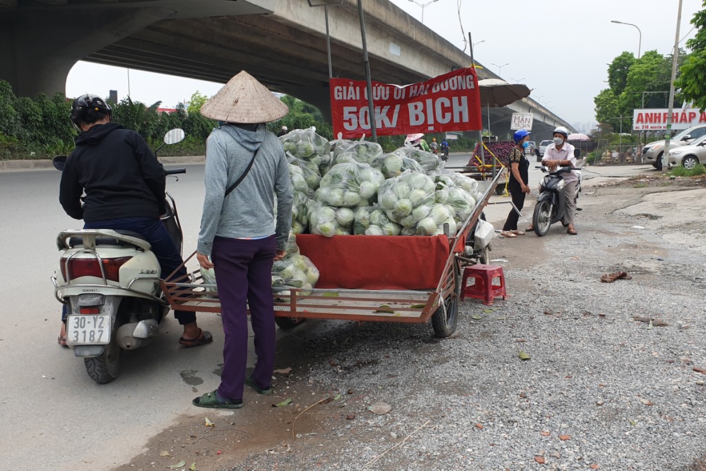 Nhiều lần ra quân xử lý, hàng rong vẫn tiếp tục chiếm lòng đường