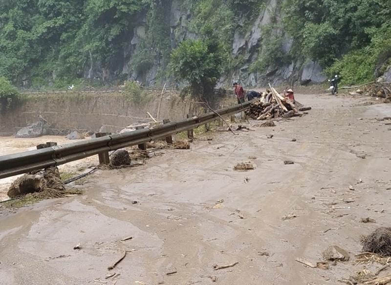 Tại Quốc lộ 32 đoạn qua địa phận thuộc hai xã Khao Mang, Hồ Bốn của huyện Mù Cang Chải đang bị mất thông tin, giao thông tê liệt, toàn huyện Mù Cang Chải mất điện, các phương tiện không thể qua lại, kể cả đi bộ, sạt lở taluy dương nghiêm trọng.