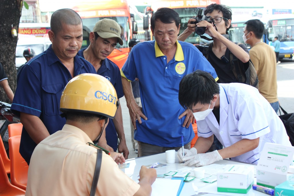 Công tác kiểm tra hành chính cũng như test nhanh ma tuý đối với các tài xế