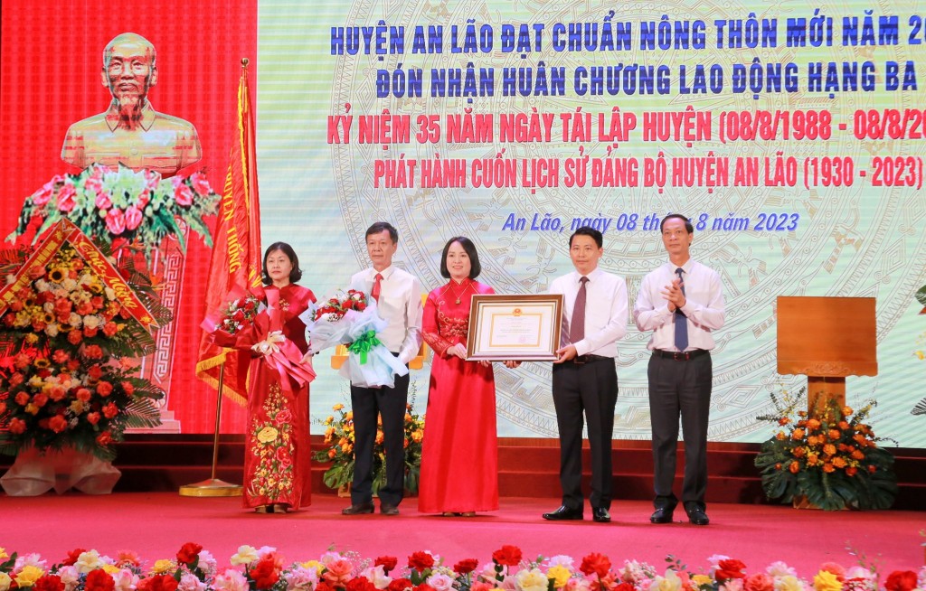 Đỗ Mạnh Hiến, Phó Bí thư Thường trực Thành ủy trao Bằng công nhận Huyện đạt chuẩn Nông thôn mới năm 2022 của Thủ tướng Chính phủ tới lãnh đạo huyện An Lão.