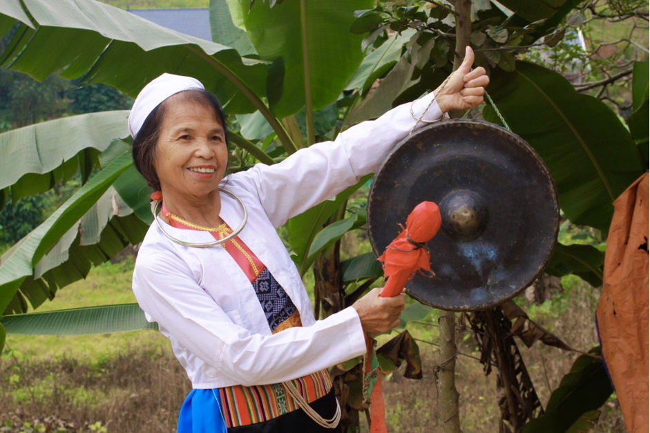 Nghệ nhân Bùi Thị Bích Thìn mang tiếng cồng chiêng của người Mường ra sân khấu