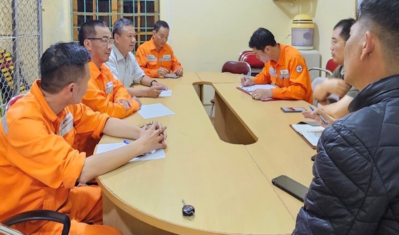 Tối 6/8, lãnh đạo PC Yên Bái đã họp tại Đội QLVH tổng hợp Mù Cang Chải - ĐL Nghĩa Lộ họp bàn, phân công và thống nhất phương án để đảm bảo an toàn cho người dân và khắc phục sự cố cấp điện trở lại