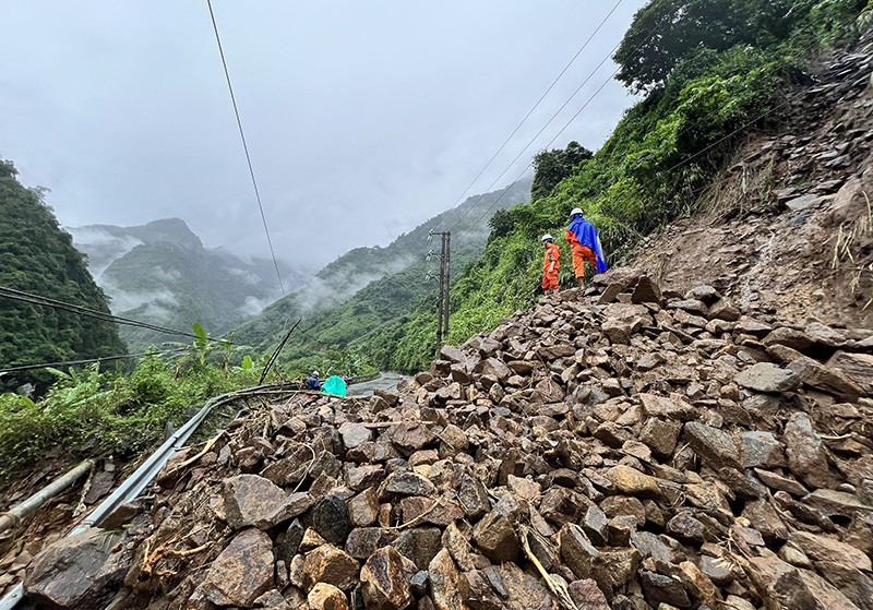 Tỉnh Sơn La cũng là địa phương chịu nhiều thiệt hại do mưa lũ và sạt lở. Công ty Điện lực Sơn La đã huy động lực lượng kiểm đếm, rà soát lưới điện để tổ chức khắc phục