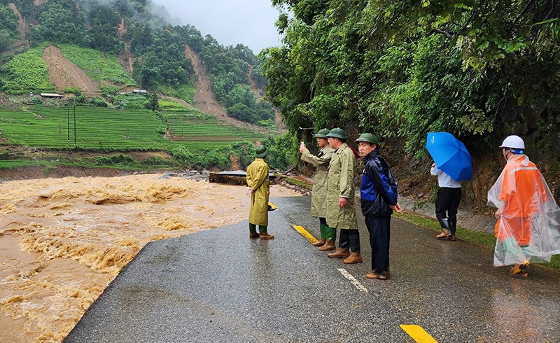 2 xã Khao Mang, Hồ Bốn của huyện Mù Cang Chải, tỉnh Yên Bái bị thiệt hại nặng nề, giao thông tê liệt. Trong ảnh, Ban Chỉ huy phòng chống thiên tai và tìm kiếm cứu nạn Công ty Điện lực Yên Bái đang có mặt tại huyện Mù Cang Chải để chỉ đạo công tác khắc phục hậu quả thiên tai, ngày 7/8.