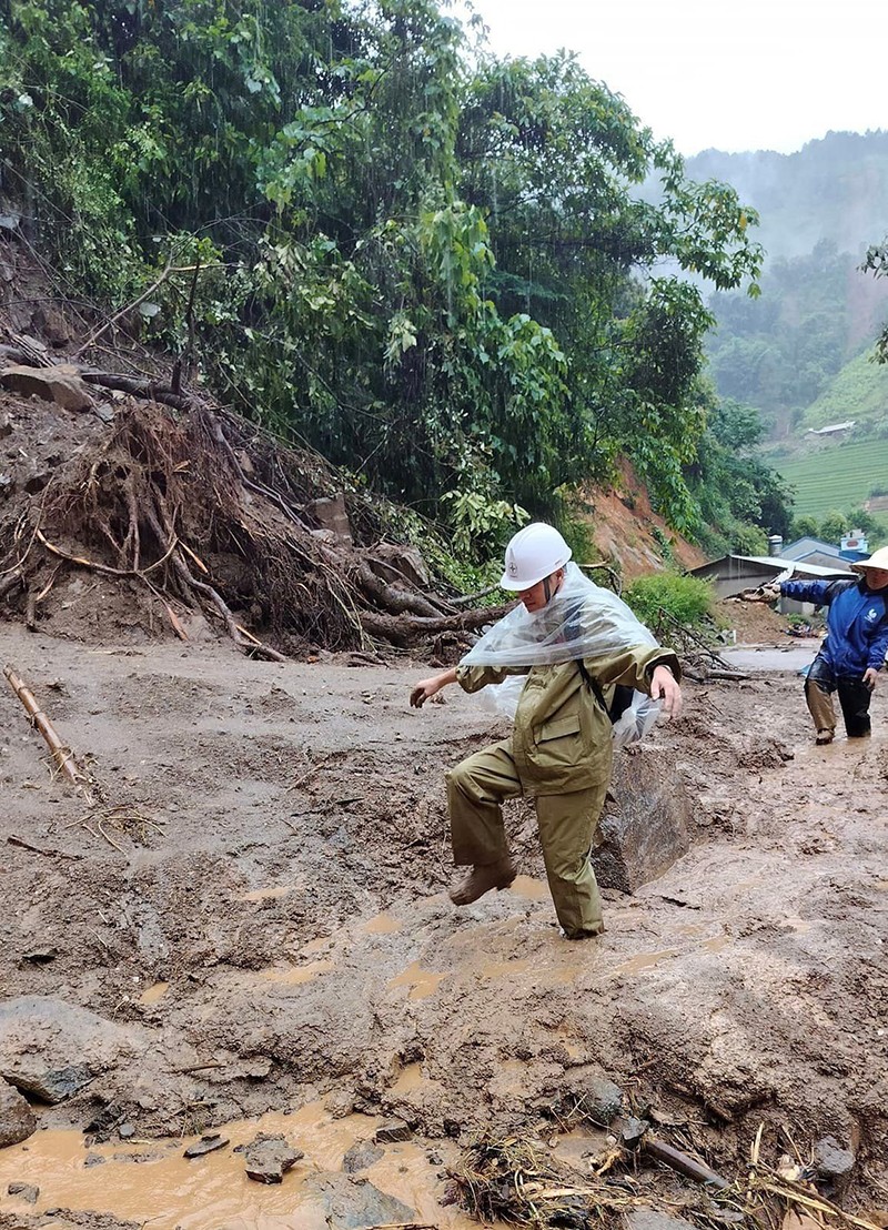 Các tuyến đường giao thông bị ách tắc do mưa lũ, sạt lở, khiến việc di chuyển của công nhân điện lực miền Bắc gặp nhiều khó khăn hơn bao giờ hết.