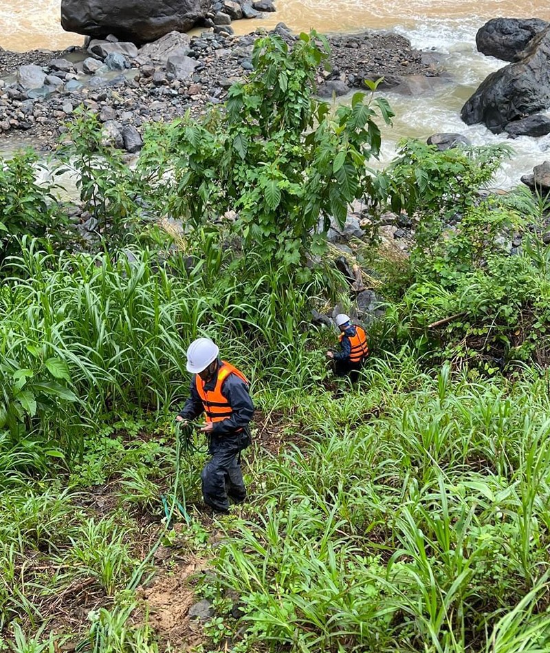 Với tinh thần chủ động và nỗ lực hết mình, cán bộ, nhân viên Tổng công ty Điện lực miền Bắc đã và đang nỗ lực tiếp cận hiện trường, tổ chức khắc phục ngay các sự cố, để có thể cấp điện trở lại sớm nhất cho khách hàng.