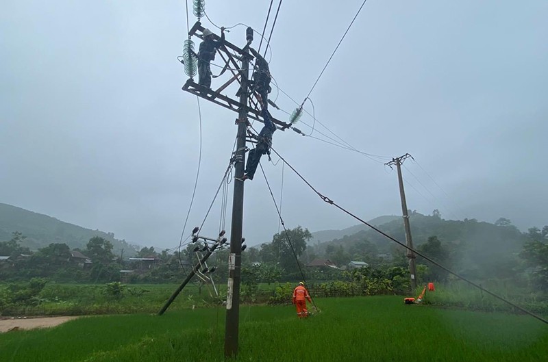 Công nhân Điện lực Sông Mã và Điện lực Sốp Cộp (Công ty Điện lực Sơn La) kiểm tra lưới điện sau mưa lũ để nhanh chóng xử lý sự cố, cấp điện trở lại cho khách hàng.