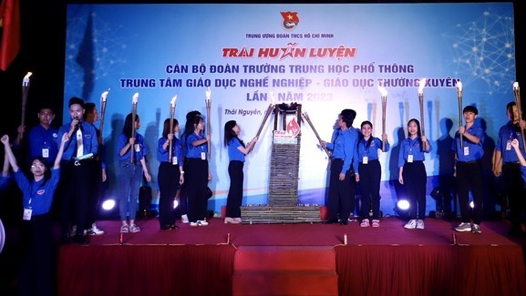 Các đại biểu thực hiện nghi thức khai mạc Trại huấn luyện 