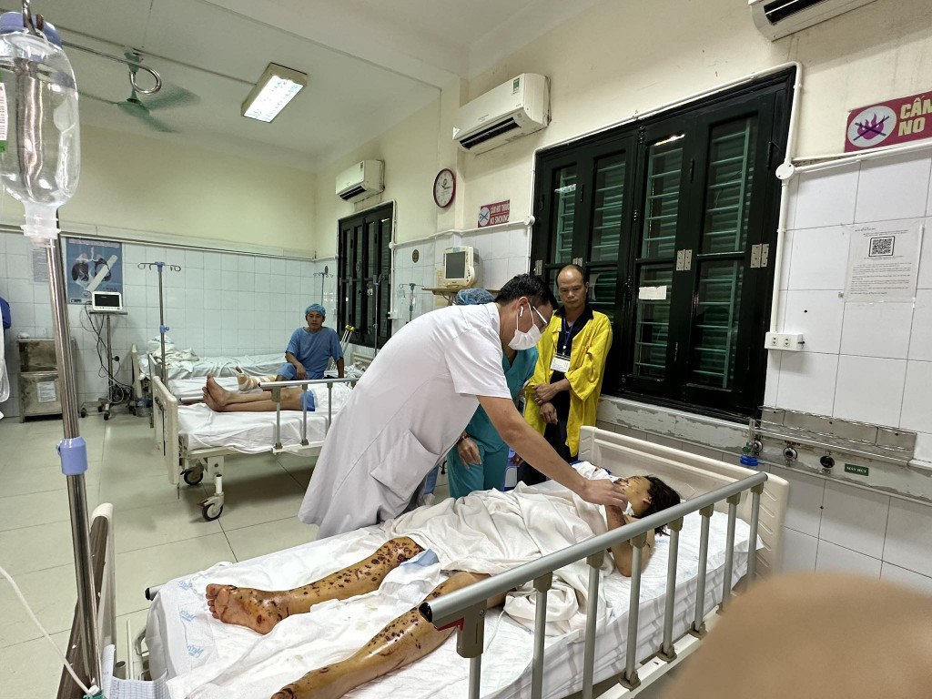 Bác sỹ Bệnh viện Hữu nghị Việt Đức thăm khám cho bệnh nhân