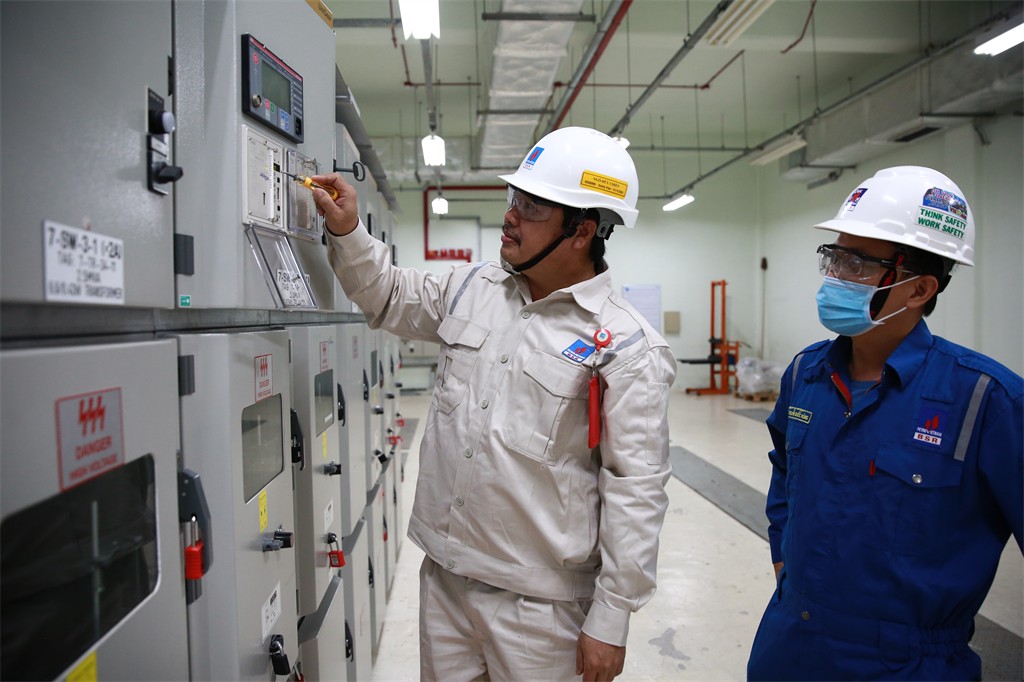 Kỹ sư BSR kiểm tra vận hành các thiết bị điện tại NMLD Dung Quất