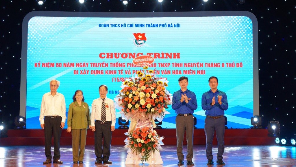 Đồng chí Nguyễn Minh Triết, Bí thư Trung ương Đoàn, Chủ tịch Trung ương Hội Sinh viên Việt Nam tặng hoa chúc mừng Ban Liên lạc TNXP tình nguyện Tháng 8 Thủ đô