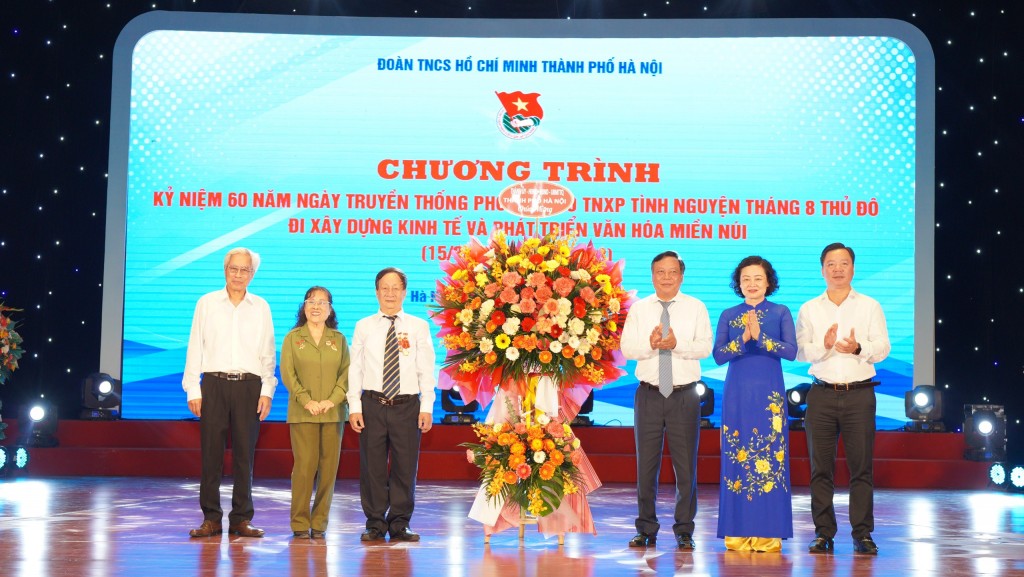 Phó Bí thư Thành ủy Hà Nội Nguyễn Văn Phong tặng hoa chúc mừng Ban Liên lạc TNXP tình nguyện Tháng 8 Thủ đô