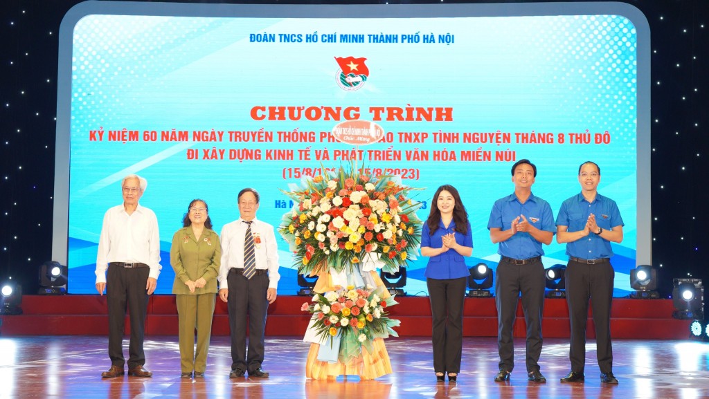 Thường trực Thành đoàn Hà Nội tặng hoa chúc mừng Ban Liên lạc TNXP tình nguyện Tháng 8 Thủ đô
