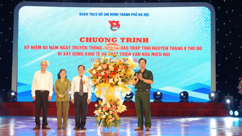 Nguyễn Văn Đính, Uỷ viên Đoàn chủ tịch Hội cựu TNXP Việt Nam, Chủ tịch Hội Cựu TNXP Thành phố Hà Nội tặng hoa chúc mừng Ban Liên lạc TNXP tình nguyện Tháng 8 Thủ đô