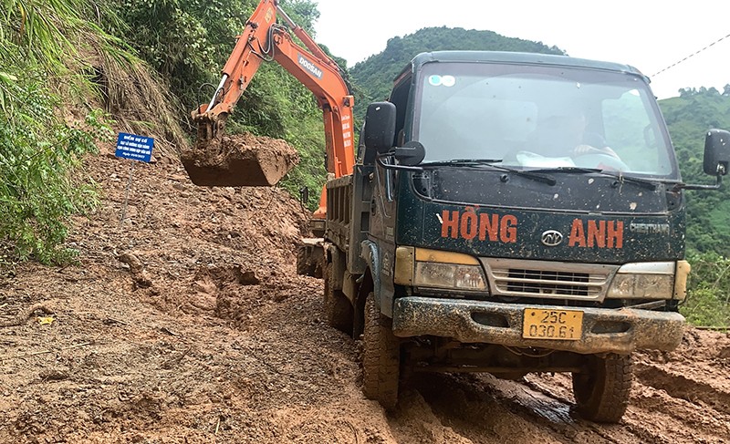 EVNNPC vượt mưa lũ, cấp điện trở lại cho đồng bào huyện Mù Cang Chải