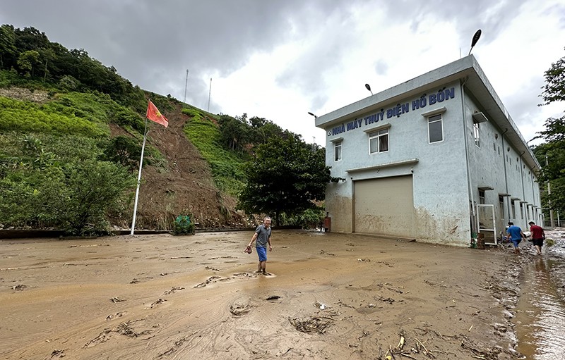 EVNNPC vượt mưa lũ, cấp điện trở lại cho đồng bào huyện Mù Cang Chải