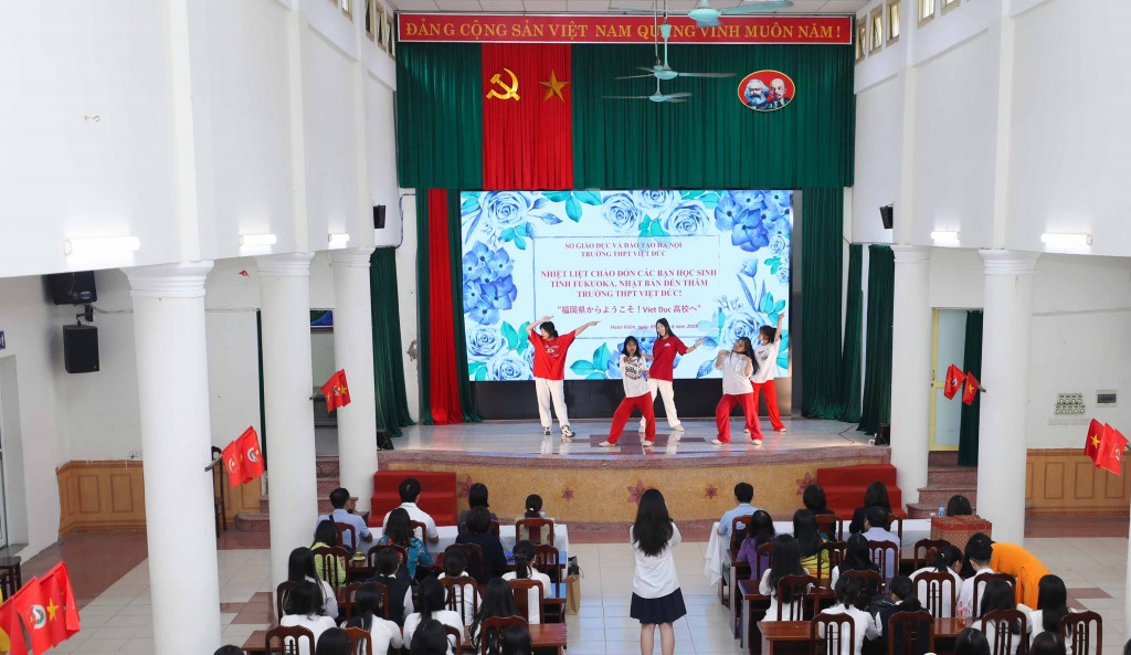 Học sinh Nhật hào hứng nặn tò he và gốm Bát Tràng