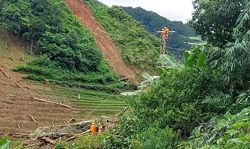 Cán bộ, công nhân viên PC Yên Bái vượt đèo núi, kéo dây khắc phục sự cố do mưa lũ