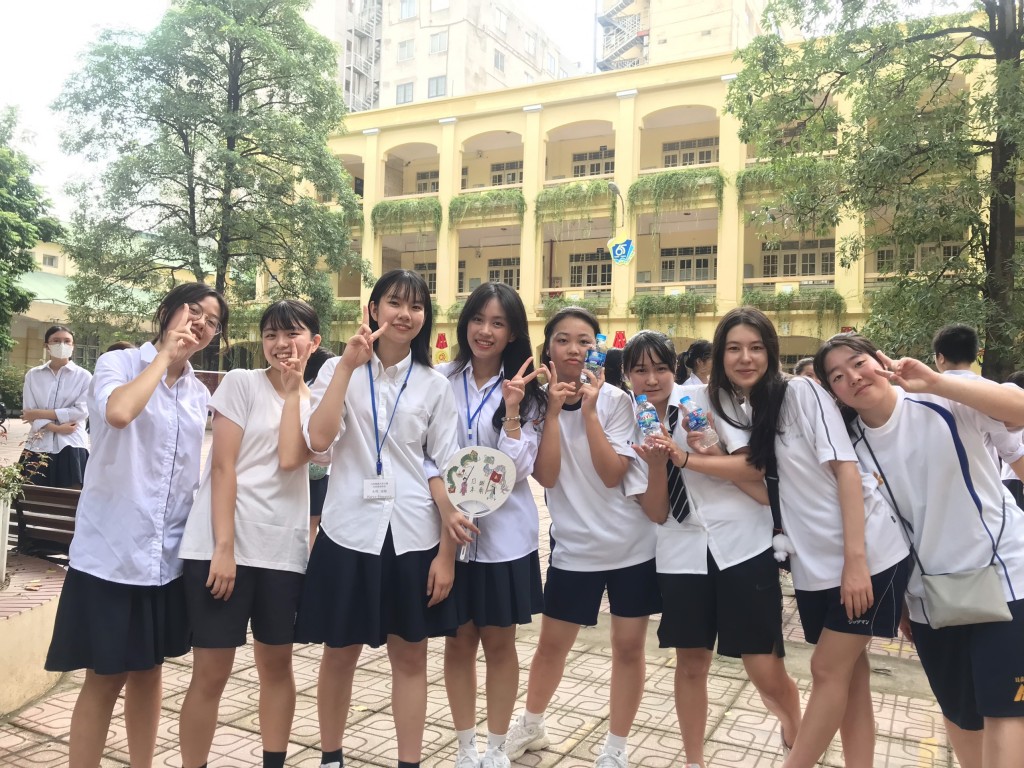 Học sinh Nhật hào hứng nặn tò he và gốm Bát Tràng