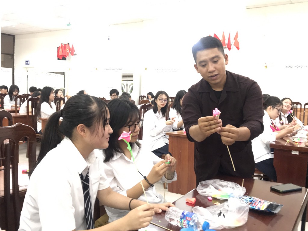 Học sinh Nhật hào hứng nặn tò he và gốm Bát Tràng