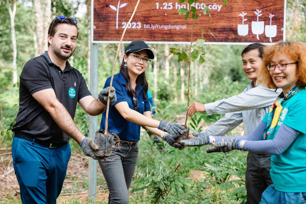 Nhân viên của Airbus và CCIFV trồng cây tại Khu dự trữ sinh quyển Đồng Nai 