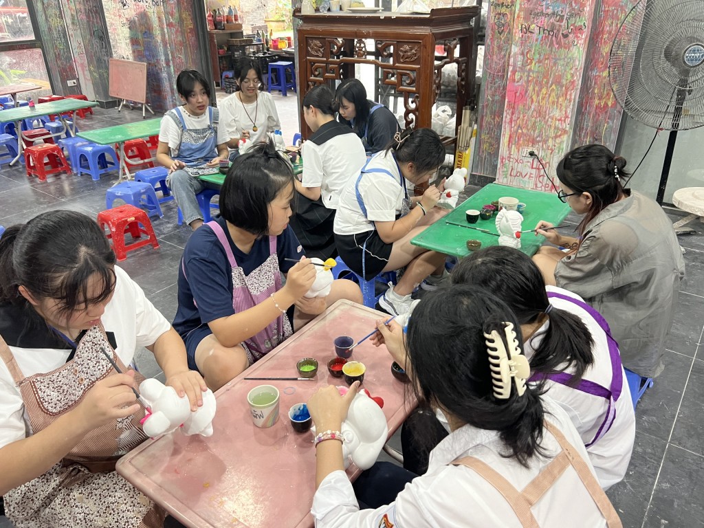 Học sinh Nhật Bản hào hứng nặn tò he và gốm Bát Tràng