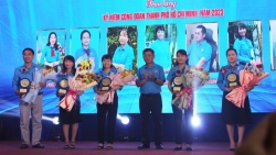 36 cán bộ kỳ cựu Công đoàn TP Hồ Chí Minh nhận kỷ niệm chương