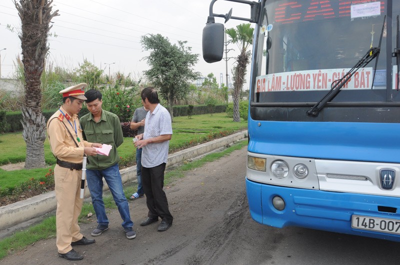 Lực lượng CSGT Công an tỉnh kiểm tra hành chính phương tiện xe khách trên quốc lộ 18.