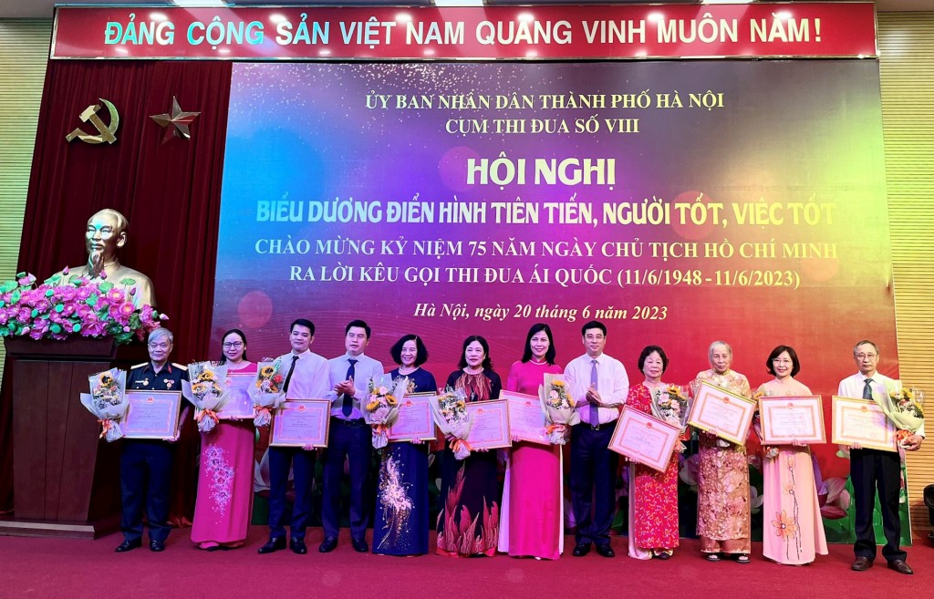 Các điển hình tiên tiến, người tốt, việc tốt của Cụm thi đua số VIII tham gia giao lưu.