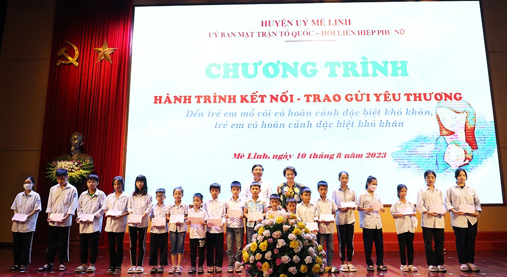 Huyện Mê Linh tặng 840 triệu đồng cho học sinh có hoàn cảnh khó khăn