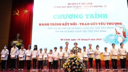 Huyện Mê Linh tặng 840 triệu đồng cho học sinh có hoàn cảnh khó khăn